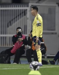 开云注册入口-“住在越位线上” 40岁C罗用5越位拼来1进球 球迷嘲讽：就等吃饼